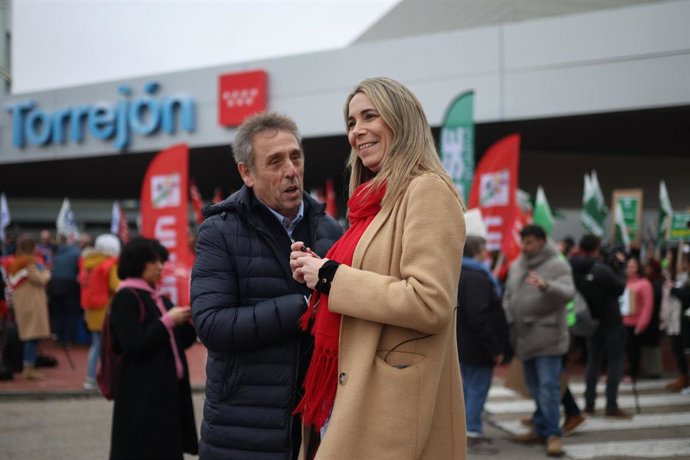 La portavoz del PSOE en la Asamblea de Madrid, Mar Espinar, y el portavoz adjunto del PSOE de la Asamblea de Madrid, Fernando Fernández Lara, durante la concentración convocada por representantes de los trabajadores en el Hospital de Torrejón