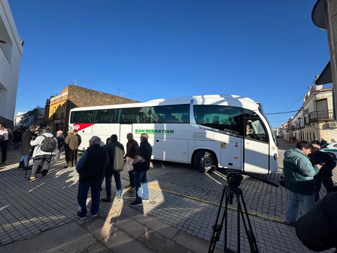 Familiares de las víctimas del siniestro ferroviario de Adamuz junto al autobús que los trasladó desde dicho municipio a la capital cordobesa el pasado lunes.
