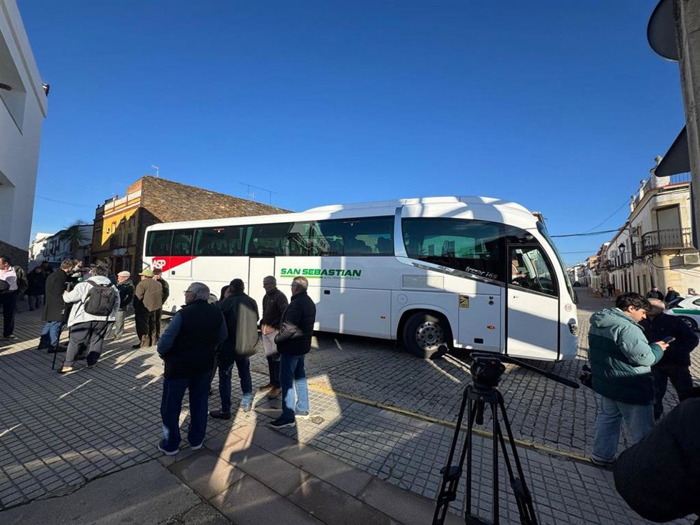 Familiares de las víctimas del siniestro ferroviario de Adamuz junto al autobús que los trasladó desde dicho municipio a la capital cordobesa el pasado lunes.