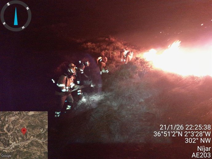 Un retén del Infoca trabaja para sofocar el incendio en el Cerro Cinto, en Níjar (Almería).