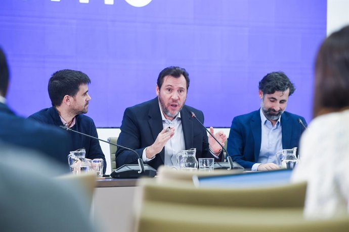 El ministro de Transportes y Movilidad Sostenible, Óscar Puente (c), junto al director de Tráfico de Adif, Ángel García de la Bandera (d), y al director de Operaciones de Renfe, José Alfonso Gálvez (i), durante una rueda de prensa, en el Ministerio de Tra