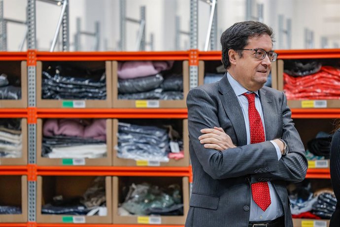 O ministro da Transformação Digital e da Função Pública, Óscar López, durante uma visita às instalações da plataforma logística Lookiero, em 8 de janeiro de 2026, em Miranda de Ebro, Castela e Leão (Espanha).