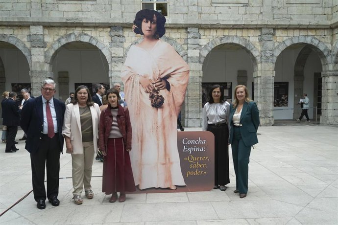 Archivo - Inauguración en el Patio Central del Parlamento de Cantabria de la exposición " Conche Espina Querer, Saber, Poder" en el 70 aniversario de la muerte de la escritora.
