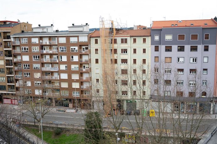 O vento desloca um andaime da fachada de um edifício na rua Landaburu, em 21 de janeiro de 2026, em Barakaldo, Vizcaya, País Basco (Espanha). A Direção de Atenção a Emergências e Meteorologia do Governo Basco ativou o alerta amarelo por