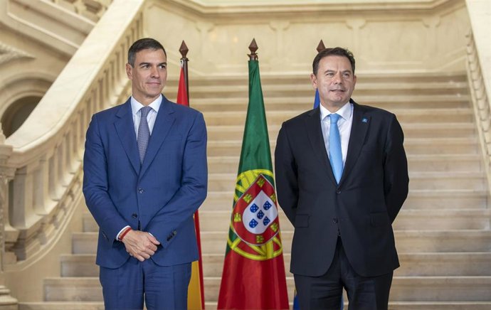 Archivo - El presidente del Gobierno, Pedro Sánchez (i), y el primer ministro de la República Portuguesa, Luís Montenegro (d), durante la XXXV Cumbre Hispano-Lusa, a 23 de octubre de 2024, en Faro (Portugal). 