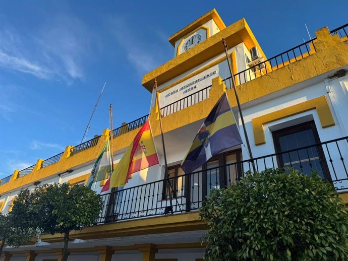 Fachada del Ayuntamiento de Aljaraque (Huelva) con las banderas a media asta.