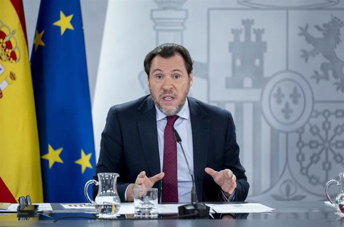 El ministro de Transportes y Movilidad Sostenible, Óscar Puente, durante una rueda de prensa posterior al Consejo de Ministros, en el Palacio de la Moncloa, a 23 de diciembre de 2025, en Madrid (España). 