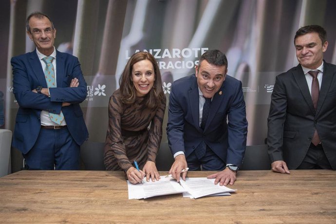 La consejera de Turismo y Empleo del Gobierno de Canarias, Jessica de León, y el presidente de la Institución insular, Oswaldo Betancort