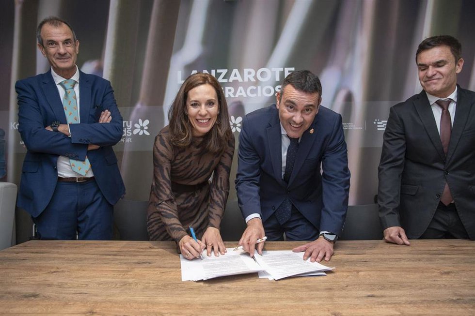 La consejera de Turismo y Empleo del Gobierno de Canarias, Jessica de León, y el presidente de la Institución insular, Oswaldo Betancort