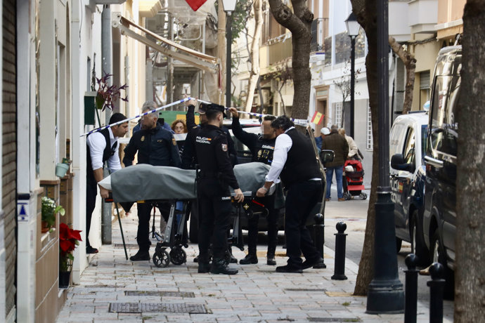 Imagen del levantamiento del cadáver de un joven que en la mañana de hoy, presuntamente ha atacado a sus padres causándole la muerte, para precipitarse posteriormente desde una azotea falleciendo en el lugar.