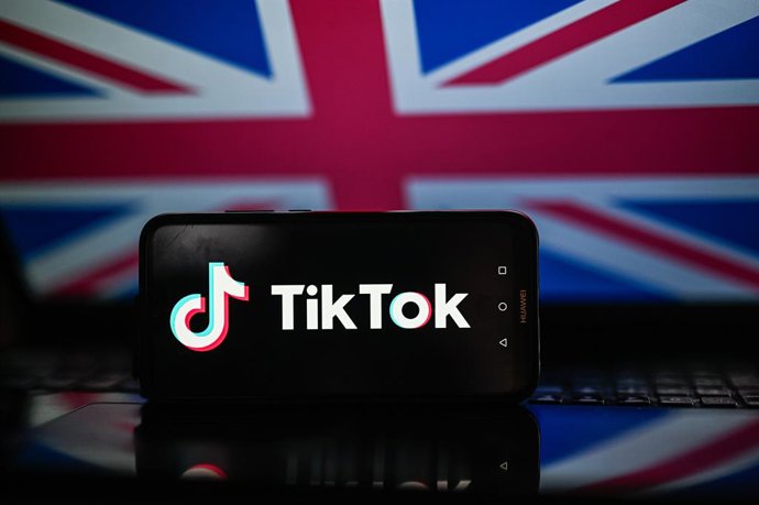 Archivo - March 3, 2025, Poland: In this photo illustration, a TikTok logo is displayed on a smartphone with United Kingdom flag in the background.
