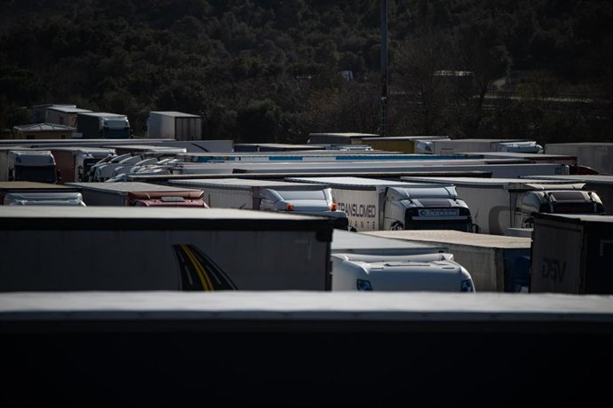 Archivo - Varios camiones, a 27 de enero de 2024, en La Jonquera, Girona, Catalunya (España)