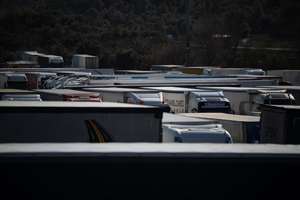 Archivo - Varios camiones, a 27 de enero de 2024, en La Jonquera, Girona, Catalunya (España)
