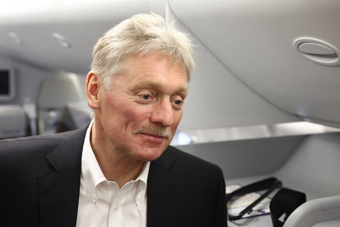 Archivo - RUSSIA, MOSCOW - DECEMBER 21, 2025: Russian Presidential Press Secretary Dmitry Peskov is seen on board a plane before President Putin's working trip to St Petersburg