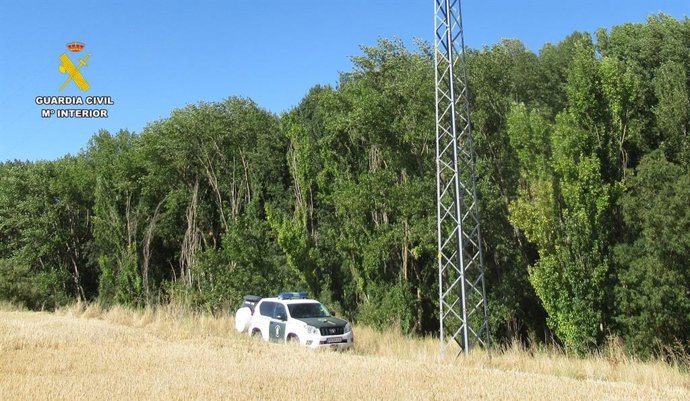 Agentes de la Guardia Civil comprueban la instalación.