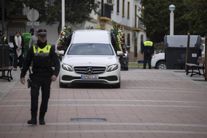 Llegada del féretro de una víctima de Huelva capital.