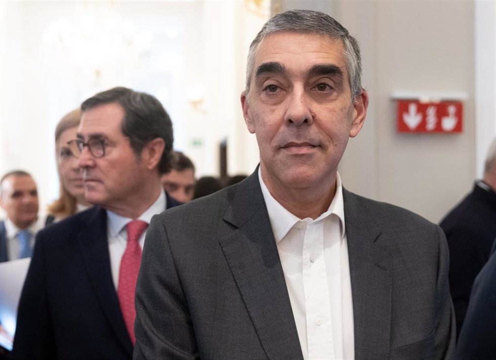 El presidente de la CEOE, Antonio Garamendi, y el director ejecutivo de Siemens, Fernando Silva, durante el desayuno de Nueva Economía Fórum, en el Hotel Mandarín Oriental Ritz, a 22 de enero de 2026, en Madrid (España). El directivo de la CEOE y el dir