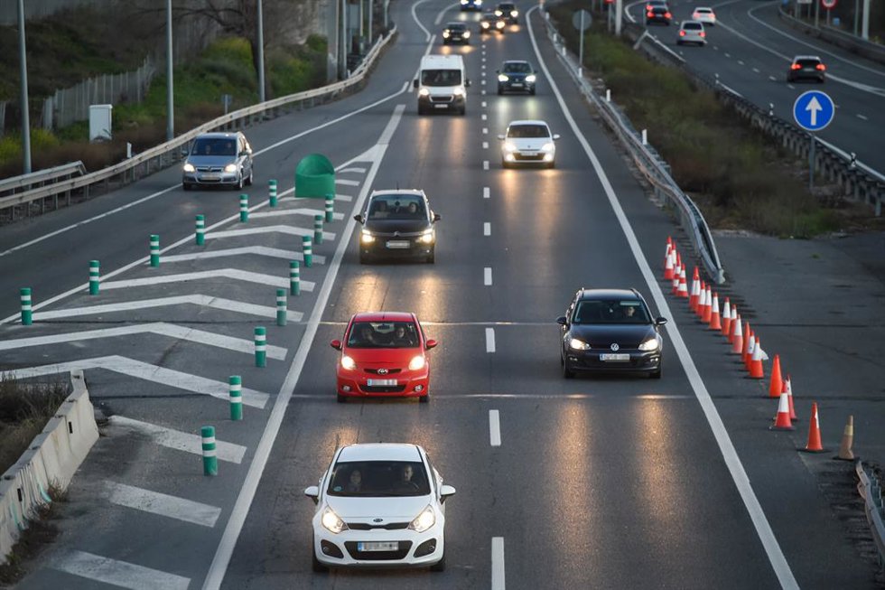 Archivo - Varios coches circulan por la autovía