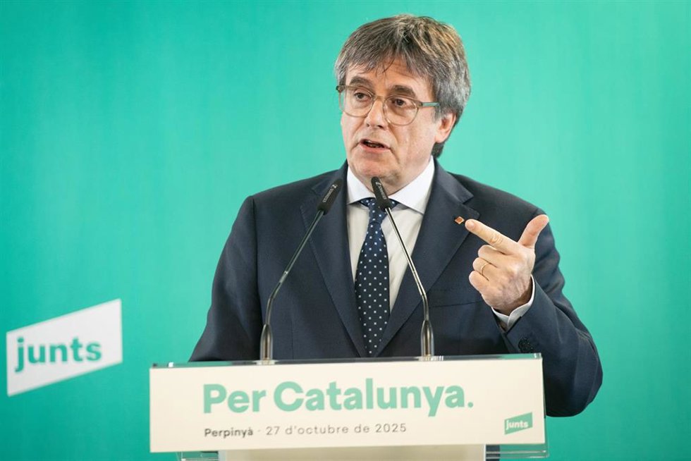 Archivo - El presidente de Junts, Carles Puigdemont, durante una rueda de prensa, en el espacio Les 5 Éléments, a 27 de octubre de 2025, en Perpignan (Francia). 