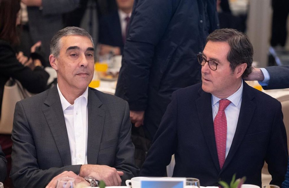 El presidente de la CEOE, Antonio Garamendi, y el director ejecutivo de Siemens, Fernando Silva, durante el desayuno de Nueva Economía Fórum, en el Hotel Mandarín Oriental Ritz, a 22 de enero de 2026, en Madrid (España)