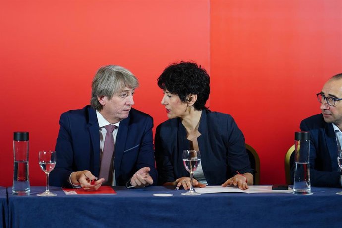 Elma Saiz viaja a Salamanca para reunirse con bomberos forestales