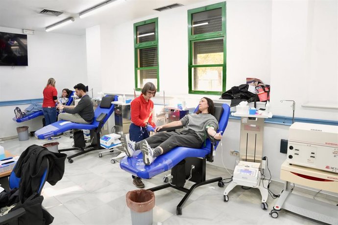 Sevillanos acuden al Centro de Transfusión, Tejidos y Células de Sevilla para donar sangre en previsión de las necesidades surgidas tras el grave accidente ferroviario de Adamuz, en la provincia de Córdoba.  