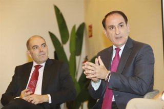 Archivo - El  presidentes de la Confederación de Empresarios de Andalucía (CEA), Javier González de Lara, con el presidente de ATA Andalucía, Rafael Amor