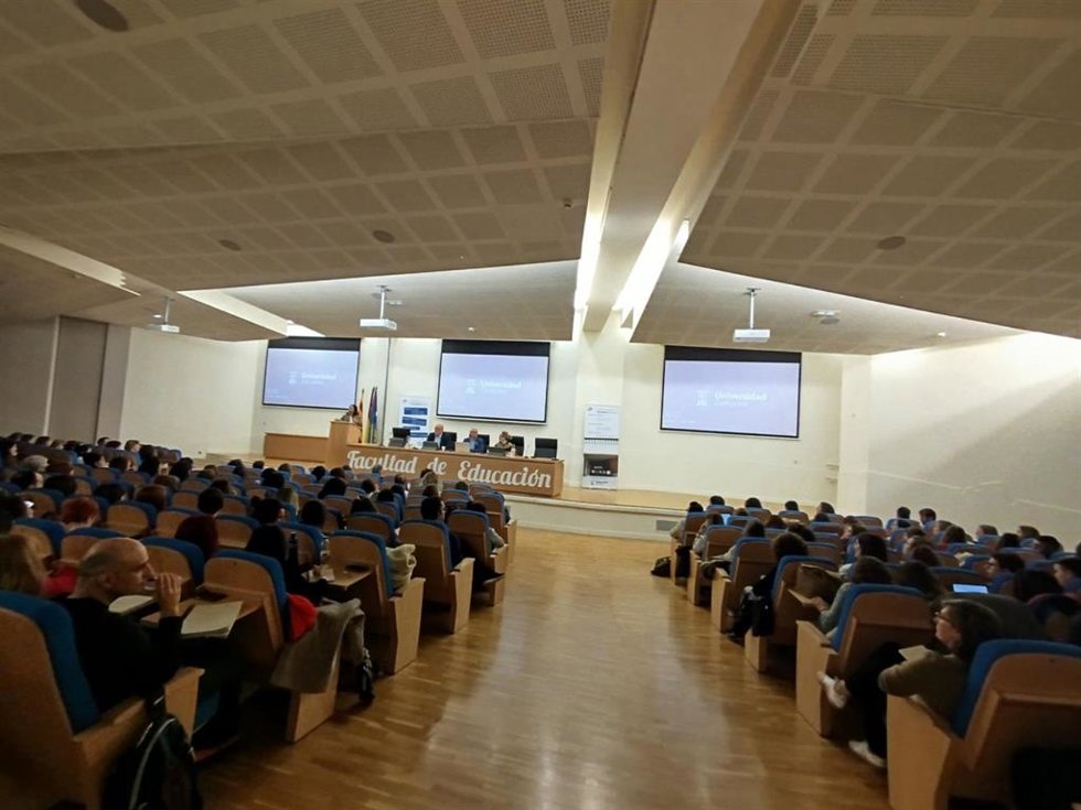 La primera de las dos sesiones iniciales ha tenido lugar en el salón de actos de la Facultad de Educación de Zaragoza.