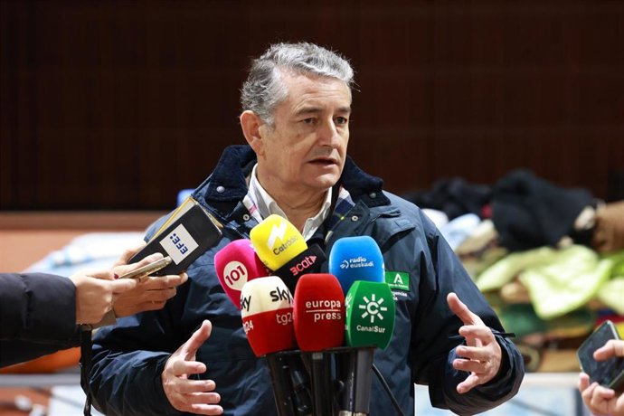 El consejero de Sanidad, Presidencia y Emergencias, Antonio Sanz, atiende a los medios desde la caseta municipal de Adamuz para actualizar datos en relación al accidente ferroviario ocurrido en la localidad cordobesa. (Foto de archivo).