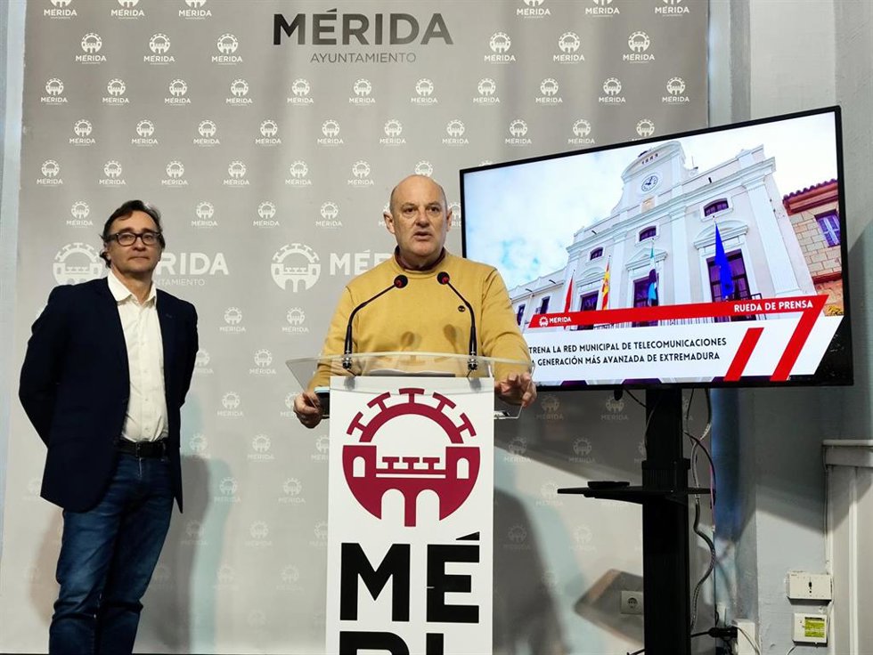 El delegado de Transformación Digital e Innovación, Julio César Fuster, acompañado por el director de Telefónica en Extremadura, Manuel Velardo, en la presentación de la nueva red de telecomunicaciones del Ayuntamiento de Mérida.