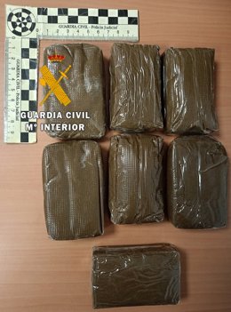 Dos jóvenes de 21 años, detenidos en un hotel de Mijas (Málaga) con 716 gramos de hachís en tabletas