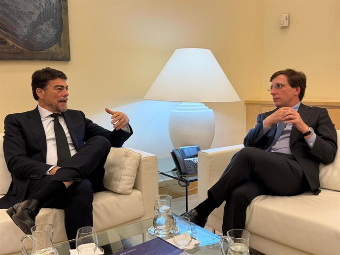 El alcalde de Alicante, Luis Barcala (i), y el de Madrid, José Luis Martínez Almeida (d)