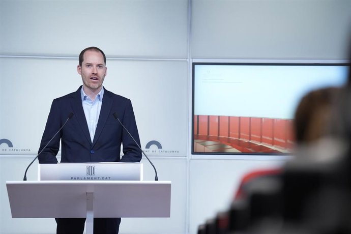 Archivo - El portavoz del PP en el Parlament de Catalunya, Juan Fernández, durante una rueda de prensa, en el Parlament de Catalunya, a 22 de julio de 2025, en Barcelona, Catalunya (España).