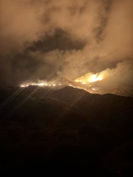 Momento activo del incendio forestal declarado en la zona del Cerro Cinto, en el parque natural de Cabo de Gata-Níjar (Almería).