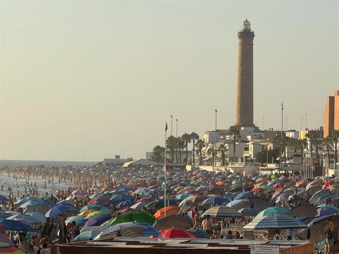 Archivo - Vista de la playa de Chipiona con numerosos bañistas este pasado fin de semana del puente de agosto de 2025. ARCHIVO.