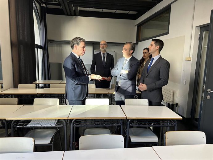 El consejero de Educación, Ciencia y Universidades, Emilio Viciana, visita el Centro Integrado de Enseñanzas Artísticas (CIEM) Federico Moreno Torroba de la capital junto a su homólogo isleño, Antoni Vera.