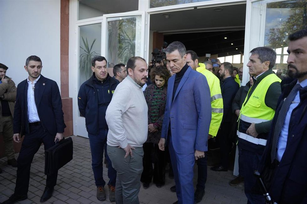 El presidente del Gobierno, Pedro Sánchez (3d), junto al presidente de Andalucía, Juanma Moreno (2i), y la vicepresidenta primera y ministra de Hacienda, María Jesús Montero, saluda al alcalde de Adamuz (Córdoba), Rafael Ángel Moreno (3i). (Foto archivo