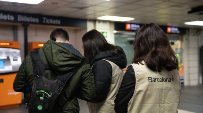 Informadores en una estación de Barcelona durante el corte de Rodalies