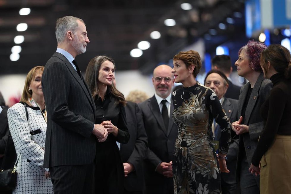 Los Reyes Felipe VI y Letizia conversan con la presidenta de Navarra, María Chivite (2d), durante la inauguración oficial de la 46 edición de la Feria Internacional de Turismo (FITUR), en IFEMA Madrid, a 22 de enero de 2026, en Madrid (España)