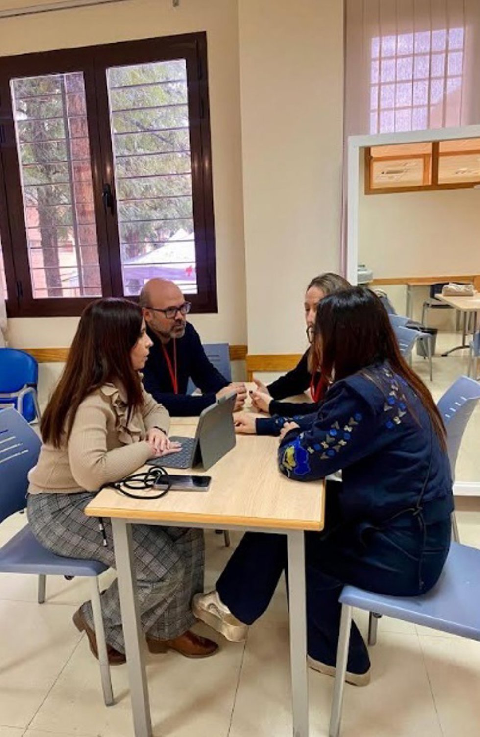 La responsable del IPBS, Irene Aguilera, junto al equipo de psicólogos.