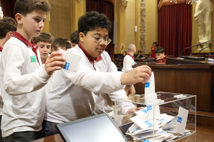Uno de los participantes en la jornada 'Diputados por un día' vota las propuestas sobre el uso de las pantallas.
