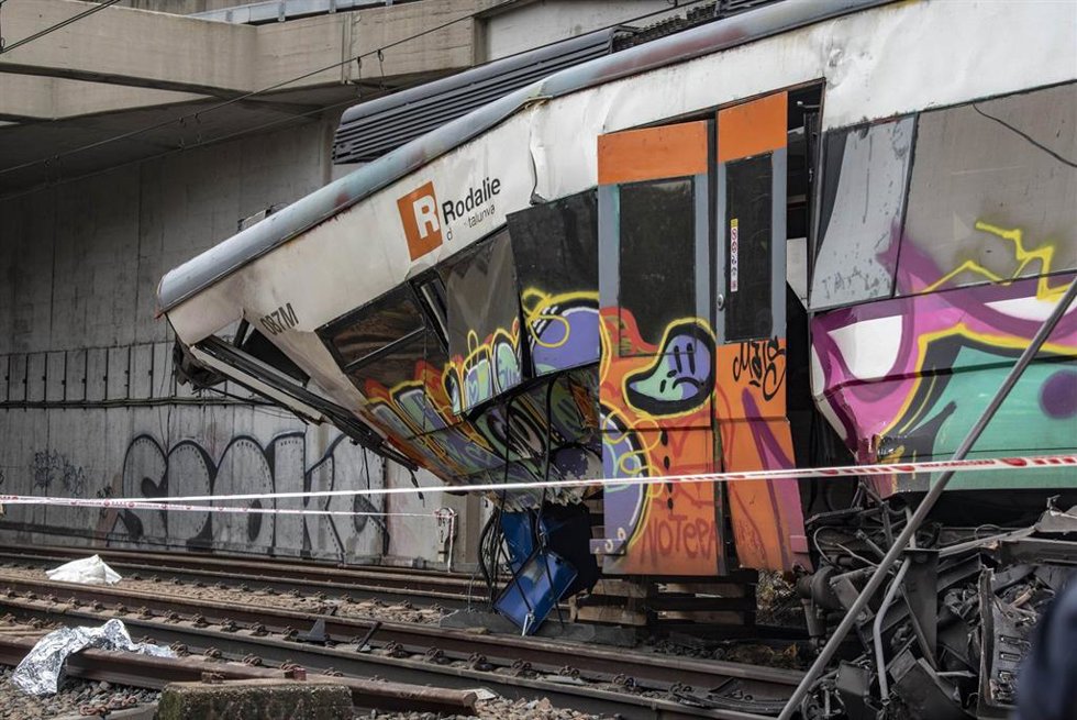 El tren accidentado, a 21 de enero de 2026, en Gelida, Barcelona, Catalunya (España). Ayer descarriló un tren de Rodalies por culpa de la caída de un muro de contención. El accidente dejó un fallecido, el maquinista, y numerosos heridos. Los Mossos dEs