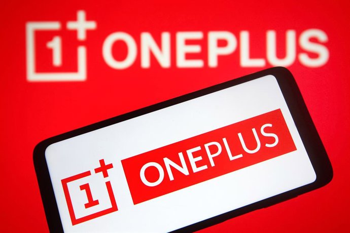 Archivo - Arquivo - 13 de janeiro de 2022, Ucrânia: Nesta ilustração fotográfica, o logotipo da OnePlus Technology Co., Ltd., fabricante chinesa de produtos eletrônicos de consumo, é visto em um smartphone e na tela de um computador.