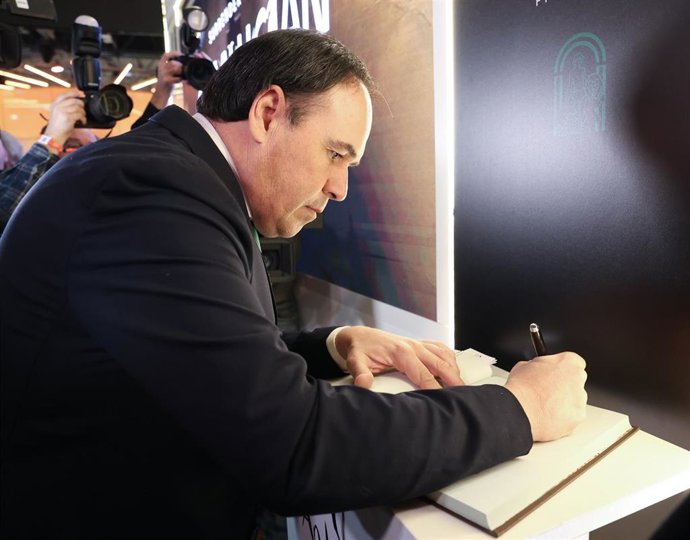 El presidente de la Comunidad Valenciana, Juanfran Pérez Llorca, firma en el libro de condolencias por las víctimas del accidente ferroviario de Adamuz (Córdoba), en el estand de Turespaña de la 46ª Feria Internacional de Turismo-FITUR 2026