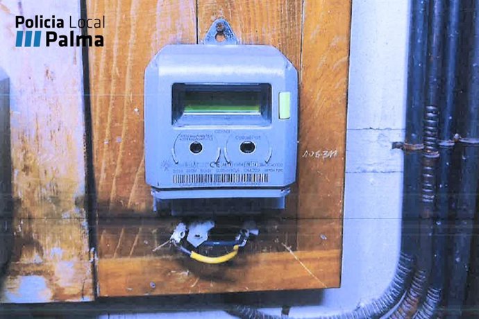 El contador eléctrico de una vivienda que fue puenteado por un hombre.