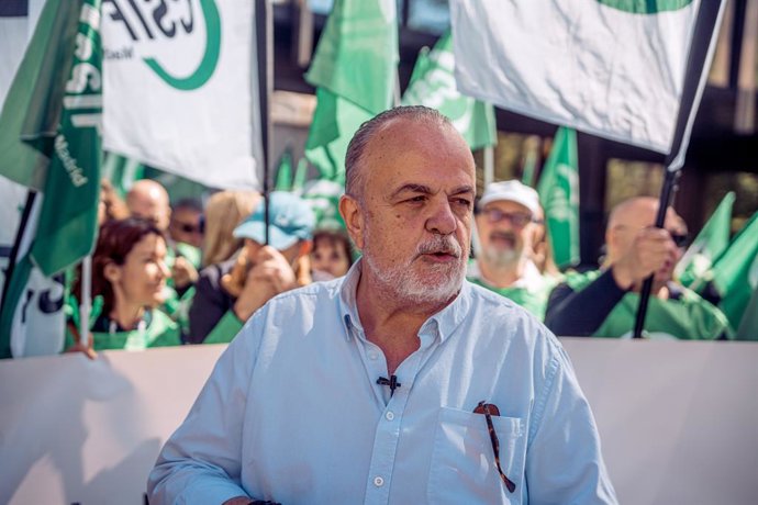 Archivo - Arquivo - O presidente nacional do setor de Saúde da CSIF, Fernando Hontangas, durante uma manifestação convocada pela CSIF, em frente à sede da Delegação do Governo, em 18 de abril de 2023, em Madri (Espanha).