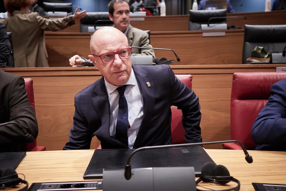 Archivo - El consejero de Educación del Gobierno de Navarra, Carlos Gimeno, en el Parlamento de Navarra.