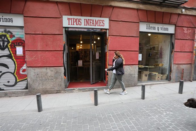 Archivo - Una mujer pasa al lado de la librería Tipos Infames (Calle de San Joaquín, 3)
