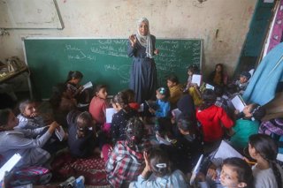 Niños palestinos desplazados asisten a las clases impartidas en espacios educativos temporales en la escuela de UNRWA en Deir al-Balah, franja de Gaza. Octubre 2025.