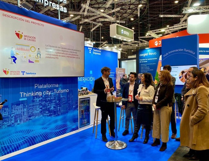 La vicepresidenta primera de Territorio, Igualdad y Cultura de la Diputación de Cáceres, Esther Gutiérrez, junto al responsable nacional de Smart City, Turismo y Movilidad de Telefónica, Frédéric Vieuxmaire, en Fitur